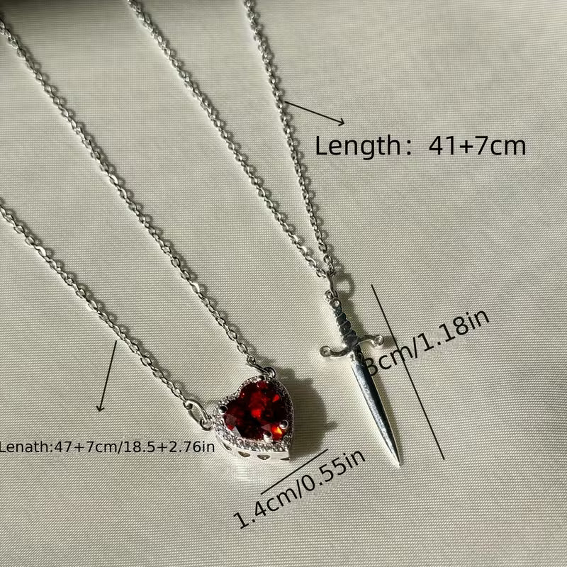 Collar Corazón + Daga: Simboliza la fuerza y la unión de su amor | Incluye Caja de Regalo 🎁