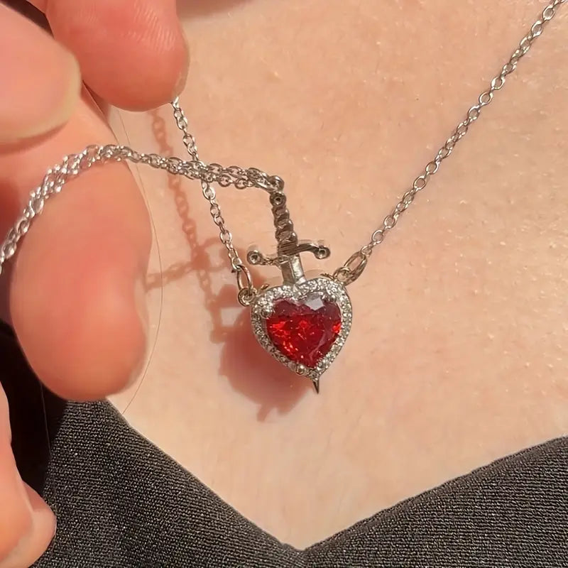 Collar Corazón + Daga: Simboliza la fuerza y la unión de su amor | Incluye Caja de Regalo 🎁