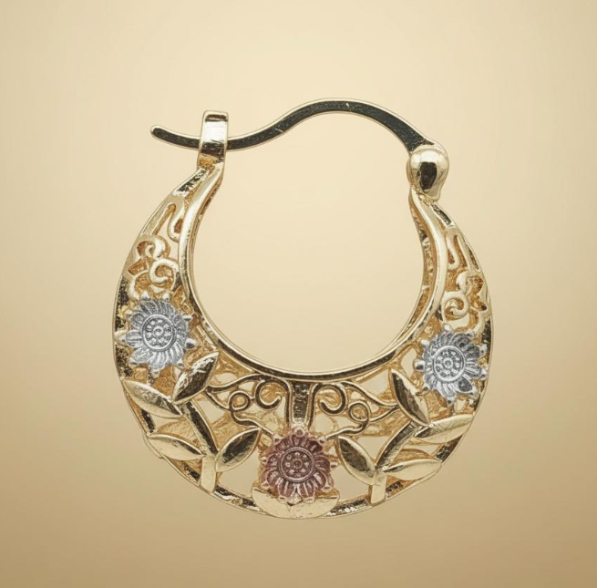 Aretes Chapados en Oro Media Luna: Diseño floral exclusivo 🌸