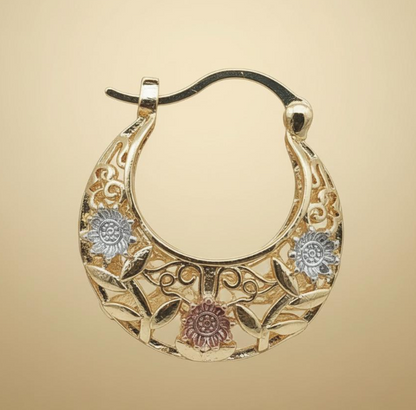Aretes Chapados en Oro Media Luna: Diseño floral exclusivo 🌸