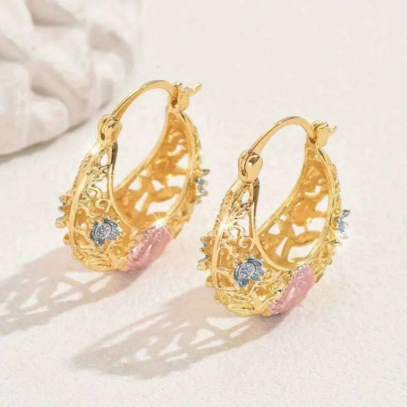 Aretes Chapados en Oro Media Luna: Diseño floral exclusivo 🌸