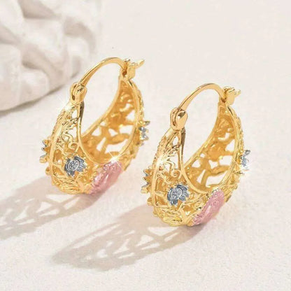 Aretes Chapados en Oro Media Luna: Diseño floral exclusivo 🌸