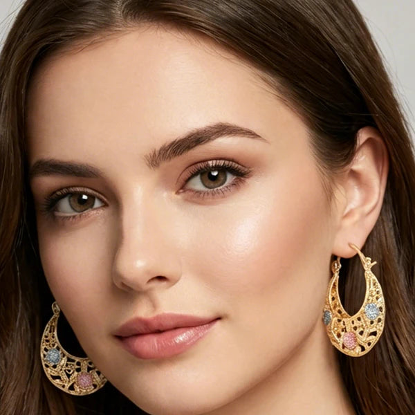 Aretes Chapados en Oro Media Luna: Diseño floral exclusivo 🌸